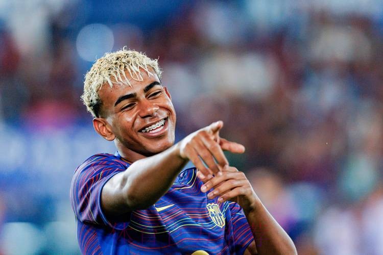 德容:卡瓦哈尔可以私下和亚马尔谈 而不是在场上 德容:卡瓦哈尔可以私下和亚马尔谈 而不是在场上